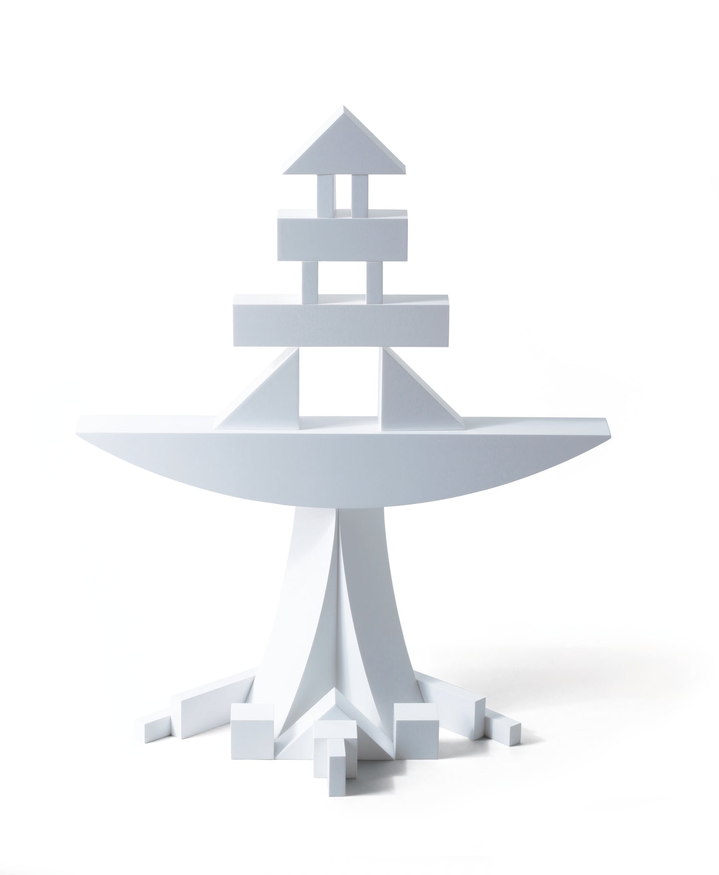 A white Bauhaus construction game made of wooden blocks, designed by Alma Siedhoff-Buscher.